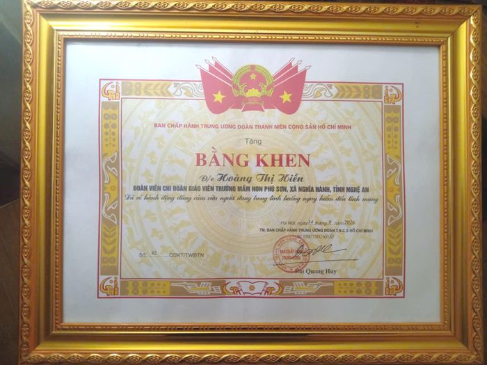  Trung ương Đoàn TNCS Hồ Chí Minh tặng bằng khen cho cô giáo Hoàng Thị Hiền. Ảnh: Tỉnh đoàn Nghệ An 
