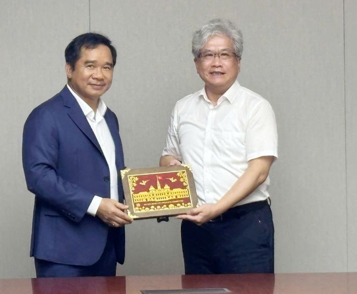  Chủ tịch UBND TPHCM Nguyễn Văn Được trao quà cho Lãnh đạo Ban Quản lý khu mới Lâm Cảng. Ảnh: TRẦN HÙNG - NGUYỄN QUỐC 