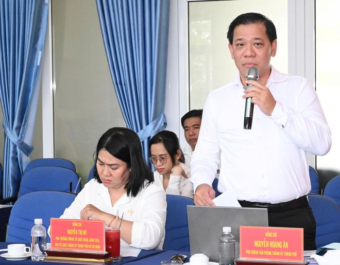  Phó Chánh Văn phòng Thành ủy TPHCM Nguyễn Hoàng Ân trao đổi với xã Nhà Bè về tốc độ gia tăng dân số. Ảnh: VIỆT DŨNG 