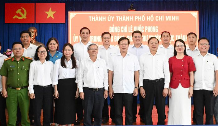  Phó Bí thư Thường trực Thành ủy TPHCM Lê Quốc Phong và các đại biểu dự buổi khảo sát. Ảnh: VIỆT DŨNG 