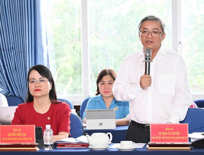  Chủ tịch UBND xã Nhà Bè Võ Phan Lê Nguyễn phát biểu tại buổi làm việc. Ảnh: VIỆT DŨNG 