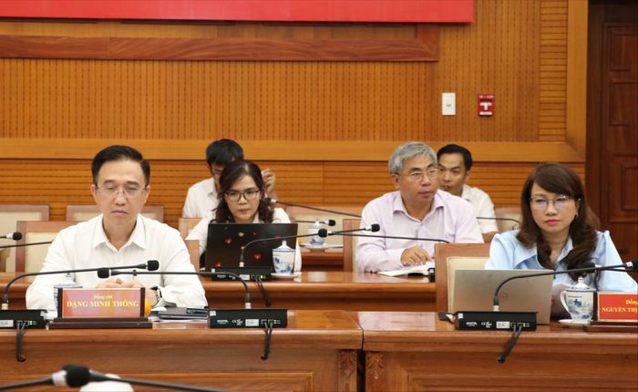  Phó Bí thư Thành ủy TPHCM Đặng Minh Thông, Giám đốc Đại học Quốc gia TPHCM Nguyễn Thị Thanh Mai cùng các đại biểu dự phiên họp 