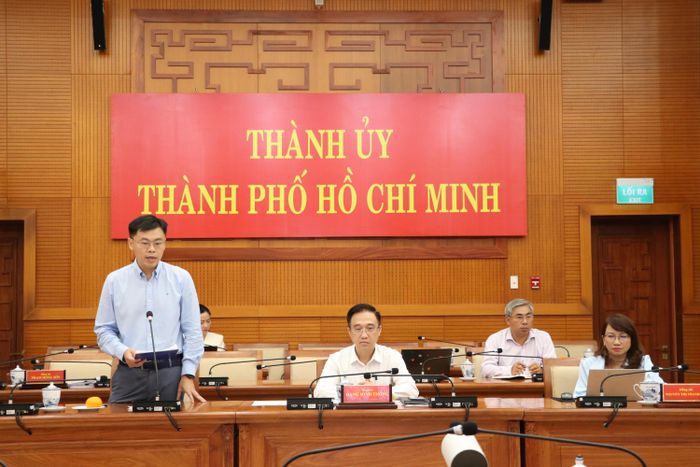  Đồng chí Trương Minh Huy Vũ trình bày tham luận 