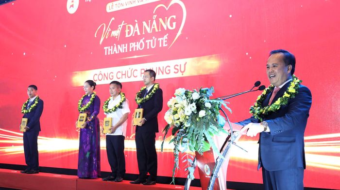  Bí thư Đảng ủy, Chủ tịch HĐND phường Cẩm Lệ Nguyễn Hoài Nam trong Lễ tôn vinh và trao giải "Vì một Đà Nẵng – Thành phố tử tế” 