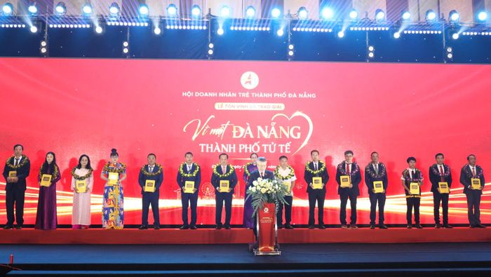  15 cá nhân được trao giải thưởng "Vì một Đà Nẵng - Thành phố tử tế" năm 2026 ở ba nhóm "Công chức phụng sự", "Doanh nhân trách nhiệm" và "Công dân văn minh". Ảnh: NGUYÊN KHÔI 
