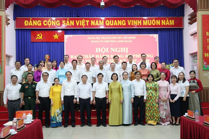  Lãnh đạo TPHCM và các đại biểu chụp ảnh sau hội nghị. Ảnh: LÊ THOA 
