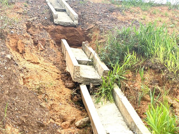 Rãnh thoát nước đường cao tốc Biên Hòa - Vũng Tàu đứt gãy nhiều đoạn. Ảnh: PHÚ NGÂN 