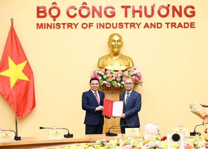 Bộ trưởng Bộ Công thương Lê Mạnh Hùng trao quyết định của Thủ tướng bổ nhiệm Thứ trưởng Lương Hoàng Thái (bên phải). Ảnh: Bộ Công thương cung cấp