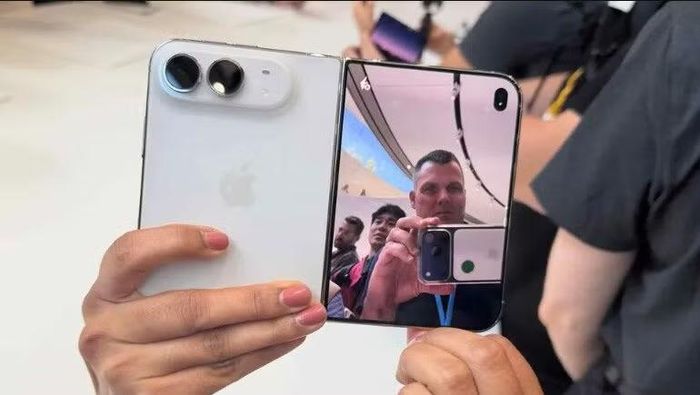 Điểm trừ lớn nhất của iPhone Duo chính là việc thiếu ống kính tele, khiến khả năng zoom quang học chỉ dừng lại ở mức 2x, thua xa iPhone 18 Pro Max với zoom quang học 8x. Nếu bạn là người yêu thích chụp ảnh cận cảnh, đây chắc chắn là một nhược điểm khó bỏ qua.