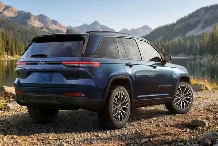 Trước đó những chiếc Grand Cherokee sử dụng động cơ HEMI V8 có sức kéo lên đến 3,26 tấn (7200 pounds), trong khi các mẫu xe động cơ V6 hiện tại chỉ kéo khoảng 2,72 tấn (6000 pounds). Sức kéo mới là yếu tố quan trọng của hai khối động cơ kể trên, nhất là khi chủ nhân thường kéo xe moóc, thuyền hoặc rơ-moóc nặng.