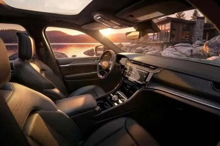 Trên các diễn đàn ôtô toàn cầu, các tín đồ trung thành của Grand Cherokee đã nhiều lần kêu gọi Jeep mang cỗ máy HEMI 5.7 lít trở lại, điều này không thể xảy ra.Stellantis muốn định hướng các thương hiệu Mỹ đi theo những con đường riêng biệt. Dodge tiếp tục giữ lại âm thanh uy lực của động cơ V8, trong khi Jeep tập trung phát triển xe tăng áp và điện khí hóa.