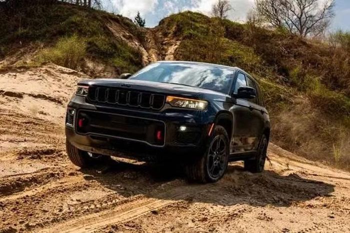 Kể từ khi Jeep loại bỏ động cơ HEMI V8 khỏi dải sản phẩm Grand Cherokee, đây là khoảng trống rất lớn đối với những ai yêu thích cỗ máy cực kỳ mạnh mẽ này. Khi các phiên bản hybrid cắm sạc 4xe cũng lần lượt rút lui, Grand Cherokee hiện chỉ còn gắn bó với động cơ 4 xi-lanh thẳng hàng tăng áp Hurricane dung tích 2.0 lít, sản sinh công suất 324 mã lực.