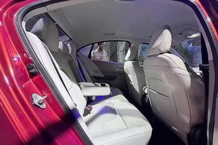 Toàn bộ các phiên bản đều có 6 túi khí tiêu chuẩn, trong khi những hệ thống như giám sát điểm mù thông qua camera chỉ được cung cấp cho bản cao cấp nhất. Chưa hết, Tata Aeris còn có thể tích khoang hành lý tối đa 419 lít. Aeris sử dụng phiên bản nâng cấp của nền tảng khung gầm Tata XAlpha với 2 tùy chọn động cơ hút khí tự nhiên, dung tích 1.2L.