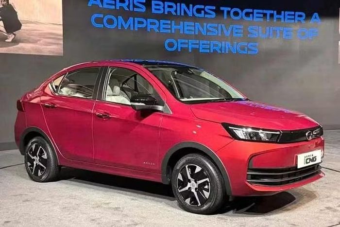 Về ngoại hình, mẫu sedan có chiều dài dưới 4 m này sở hữu thiết kế sắc sảo hơn cùng tiện nghi nội thất được cải thiện, đồng thời vẫn giữ đặc tính giá bán hợp lý. Tương tự phiên bản cũ, Tata Aeris vẫn giữ lại kiểu dáng notchback đặc trưng và kích thước nhỏ gọn. Xe sở hữu chiều dài 3.995 mm và chiều dài cơ sở 2.450 mm.