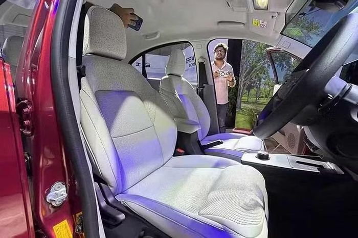 Các phiên bản cao cấp sở hữu ghế trước thông gió, màn hình thông tin giải trí 10,25 inch, bảng đồng hồ kỹ thuật số, hai khay sạc điện thoại không dây, cửa gió điều hòa cho hàng ghế sau, camera 360 độ, cảm biến đỗ xe phía sau và camera hành trình tích hợp.