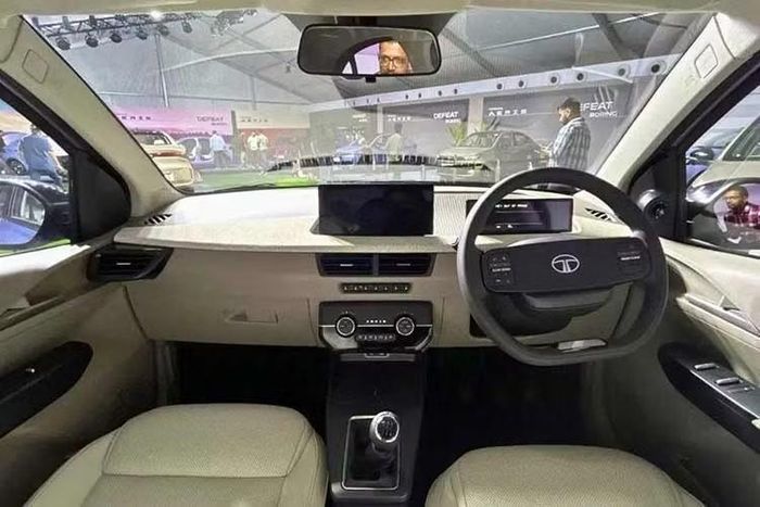 Nội thất của Tata Aeris có bố cục tương tự mẫu xe tiền nhiệm, nhưng mặt táp-lô và các cửa gió điều hòa đã được thiết kế lại. Đồng thời, xe sử dụng vật liệu có thêm thành phần tái chế. Các phiên bản số tự động được trang bị núm xoay chuyển số và lẫy chuyển số phía sau vô lăng.