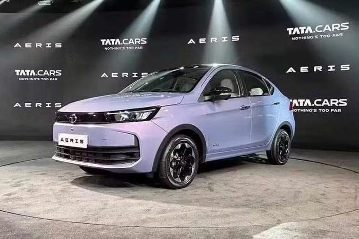 Tata Aeris hiện đã được mở bán tại thị trường Ấn Độ. Những chiếc xe đầu tiên dự kiến sẽ được giao cho khách hàng từ ngày 11/10. Với mức giá khởi điểm siêu rẻ, Tata Aeris trở thành mẫu xe có kiểu dáng sedan 3 khoang rẻ nhất tại thị trường Ấn Độ, thấp hơn các đối thủ như Hyundai Aura, Honda Amaze và Suzuki Dzire.