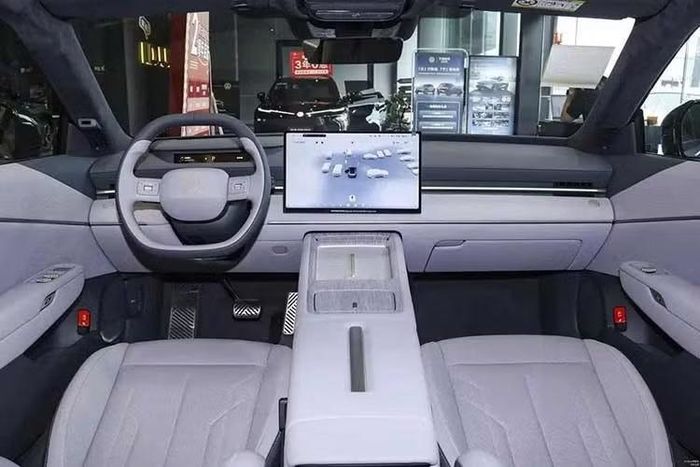 Bên trong xe, Volkswagen ID. Unyx 09 sở hữu khoang lái kỹ thuật số hiện đại, bao gồm màn hình hiển thị thông tin trên kính lái thực tế tăng cường (AR-HUD) với kích thước 85 inch, bảng đồng hồ riêng biệt và màn hình cảm ứng trung tâm đặt nổi cỡ lớn tích hợp trợ lý AI. Bên cạnh đó là ghế thể thao tích hợp tựa đầu, thiết kế cụm điều khiển trung tâm tối giản với sạc không dây và hộc đựng cốc ẩn.