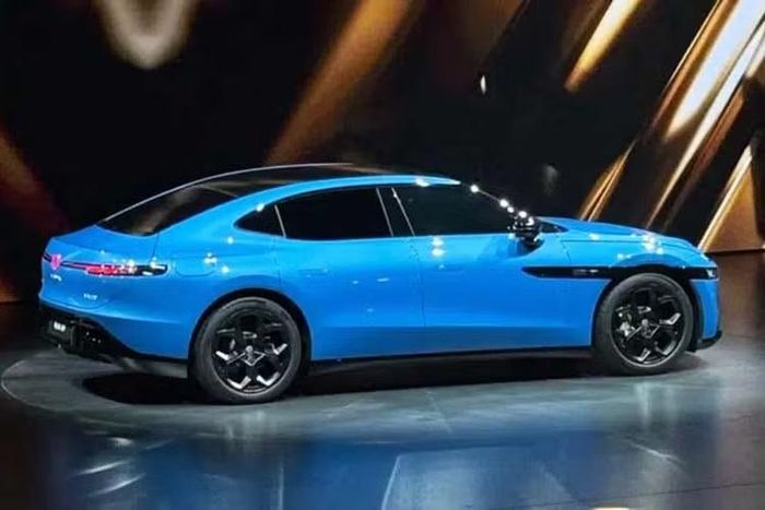 Trong khi đó, phiên bản AWD được bổ sung mô-tơ điện phía trước có công suất tối đa 140 kW (188 mã lực). Tổng công suất của hệ thống đạt 370 kW (496 mã lực). Phiên bản AWD có tốc độ tối đa 200 km/h dù sở hữu trọng lượng không tải lên tới 2.307 kg.