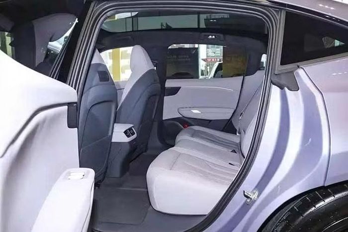 Chưa hết, Volkswagen ID. Unyx 09 còn được trang bị hệ thống hỗ trợ lái thông minh VLA sử dụng mô hình AI quy mô lớn với sự hỗ trợ của chip AI Turing có sức mạnh tính toán 750 TOPS. Cụm cảm biến gồm 26 thành phần phần cứng cho phép xe chạy các tính năng như hỗ trợ lái tự động (NOA) trên đường cao tốc và trong đô thị, cùng hệ thống đỗ xe tự động ứng dụng AI theo quy trình đầu cuối.