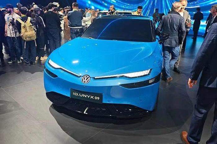 Chưa hết, Volkswagen ID. Unyx 09 còn sử dụng bộ mâm thể thao 21 inch kết hợp cùng cùm phanh Brembo. Khách hàng có thể lựa chọn 4 màu sơn ngoại thất gồm đen Night, trắng Morning, tím Twilight và xanh Sea.