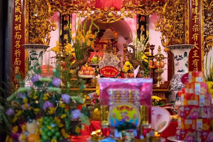 Theo tư liệu được giới thiệu tại buổi lễ, Chánh Phu nhân Nguyễn Thị Hay là Tổ Mẫu Chi cụ Nguyễn Quý Thường (cụ Đồng Thần), Phu nhân Đại vương Nguyễn Quý Ân, Thân mẫu Đồng thần Nguyễn Quý Thường. Trong những năm tháng xóm làng trải qua nhiều biến động, bà có công chiêu tập nhân dân, khai hoang lập ấp, góp phần biến vùng đất Địa Hoàng xưa, nay là thôn Trung Hoàng, thành nơi an cư, lập nghiệp. Ghi nhớ công đức ấy, nhân dân Trung Hoàng đã lập đền thờ và tôn vinh bà là Đức Đại Vương.