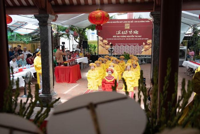 Từ câu chuyện về Tổ mẫu Nguyễn Thị Hay, các đại biểu tại buổi lễ cho rằng truyền thống “uống nước nhớ nguồn” không chỉ nằm ở việc tưởng niệm người đã khuất mà còn được thể hiện bằng sự gắn kết giữa các thế hệ, giữa dòng họ với quê hương và cộng đồng. Không có bảng vàng nào ghi tên người mẹ đã chắt chiu nuôi dưỡng con. Cũng không có chức tước nào có thể đo đếm hết sự hy sinh của người phụ nữ thay người đã khuất chăm lo cho con trẻ. Nhưng với một gia tộc, bà là biểu tượng cho đức hạnh, sự tảo tần và nền móng gia phong giúp dòng họ Nguyễn Quý ghi dấu ấn sâu đậm trong lịch sử khoa bảng và triều chính.