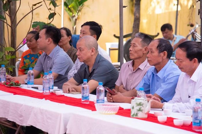 Tham dự buổi lễ có đông đảo hậu duệ dòng họ Nguyễn Quý, đại diện các dòng họ cùng đoàn đại biểu và người dân Trung Hoàng, thôn Kim Trung (xã Phú Nghĩa, Hà Nội).
