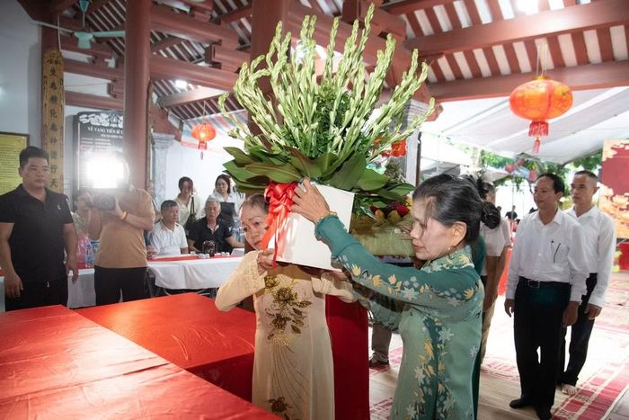 Tại lễ giỗ, đoàn đại biểu và người dân Trung Hoàng đã trở về Đại Mỗ dâng hương tưởng niệm.