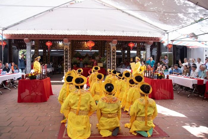 Từ Trung Hoàng trở về Đại Mỗ, ký ức về gia tộc Nguyễn Quý vì thế không chỉ được lưu giữ trong gia phả, từ đường hay những không gian thờ tự, mà còn hiện diện trong đời sống văn hóa cộng đồng, nối liền quá khứ với hiện tại và tương lai. Và để “danh hương Thiên Mỗ” không chỉ được nhắc nhớ bởi những người đã làm nên lịch sử, mà còn được tiếp nối bởi những thế hệ đang sống, đang học tập, dựng xây quê hương và viết tiếp câu chuyện của chính mình.