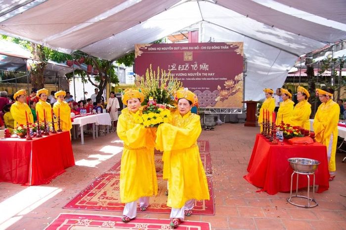 Các nghi thức cẩn cáo, trống khai lễ, múa sư lân, dâng hương, dâng hoa được thực hiện trang trọng, thể hiện đạo lý “uống nước nhớ nguồn” và truyền thống tri ân tiền nhân.