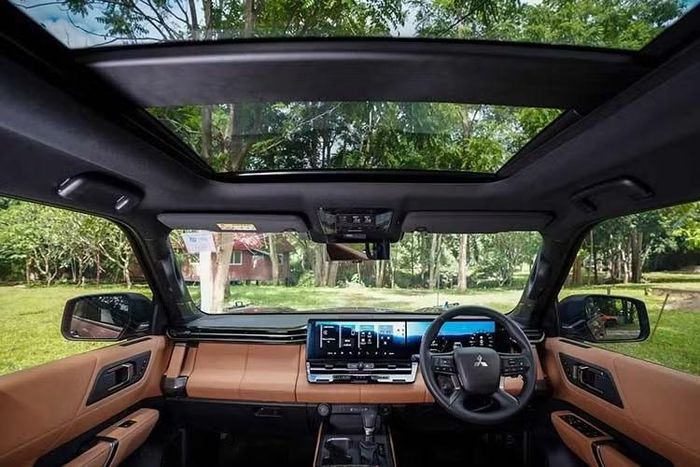 Pajero mới được Mitsubishi đầu tư khá nhiều cho khoang nội thất. Bản cao cấp Super Exceed có cụm màn hình kép Monolithic Dual Display, bảng đồng hồ kỹ thuật số 12,3 inch, màn hình trung tâm 12,3 inch, hệ thống âm thanh Yamaha Dynamic Sound Ultimate 12 loa, ghế bọc da Semi-Aniline, cửa sổ trời Panorama và gương chiếu hậu kỹ thuật số.