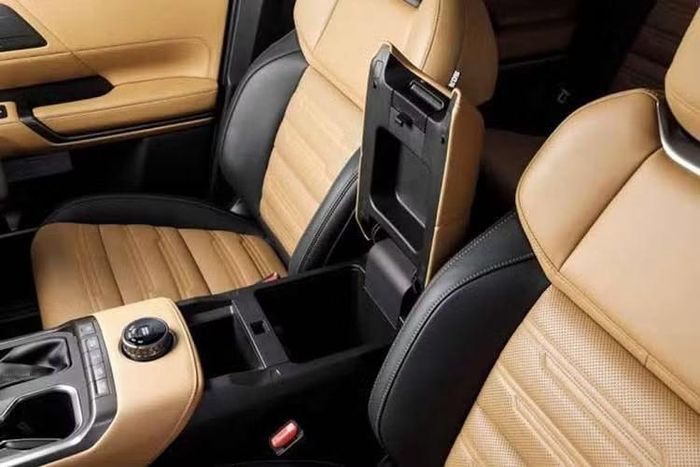 Mitsubishi cũng đã thay đổi nhiều chi tiết bên trong động cơ, sử dụng bộ tăng áp khác và hiệu chỉnh lại hệ thống.Một điểm đáng chú ý là Pajero phiên bản Thái Lan không cần bổ sung AdBlue, trong khi mức phát thải CO2 và NOx đáp ứng tiêu chuẩn.