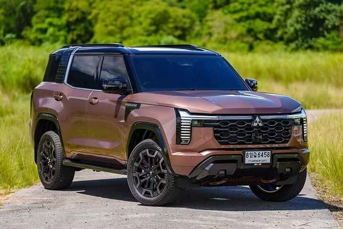 Nếu các phiên bản GLS và GSR sử dụng hệ dẫn động 2WD, bản cao cấp Super Exceed được trang bị S-AWC (Super All Wheel Control), kết hợp hệ thống Super Select 4WD-II. Hệ thống này cung cấp 4 chế độ dẫn động gồm 2H, 4H, 4HLC và 4LLC. Trong đó, chế độ 4LLC sử dụng tỷ số truyền thấp, phục vụ khả năng vận hành trên những địa hình khó.
