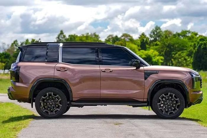 Về kích thước, Mitsubishi Pajero thế hệ mới có chiều dài tương đương Toyota Land Cruiser 250, nhưng nhỏ hơn Land Cruiser 300 và Nissan Patrol. So với nhóm SUV/PPV như Pajero Sport hay Fortuner, mẫu xe mới của Mitsubishi có kích thước lớn hơn đáng kể.