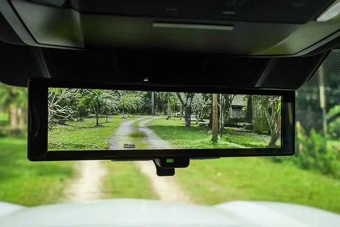 Pajero thế hệ mới sử dụng động cơ diesel 4 xi-lanh 2.4L mã 4N16, trang bị tăng áp biến thiên Wide-Range Single VGT. Động cơ cho công suất tối đa 204 mã lực và mô-men xoắn cực đại 480 Nm, kết hợp hộp số tự động 8 cấp. So với Triton, động cơ trên Pajero có mô-men xoắn cao hơn và đi cùng hộp số 8 cấp thay vì 6 cấp.