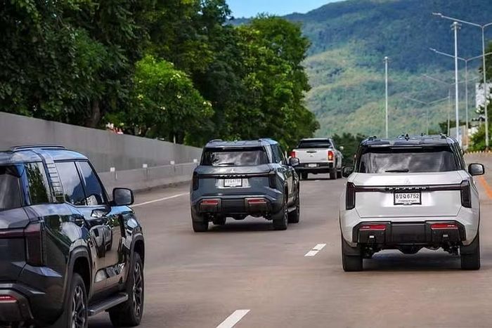 Mitsubishi Pajero 2027 mới sở hữu chiều dài 4.920 mm, rộng 1.925 mm, cao tối đa 1.910 mm và chiều dài cơ sở 2.870 mm. Khoảng sáng gầm đạt 230 mm, góc tiếp cận 30,4 độ, góc vượt đỉnh dốc 22,6 độ và góc thoát 25,8 độ.