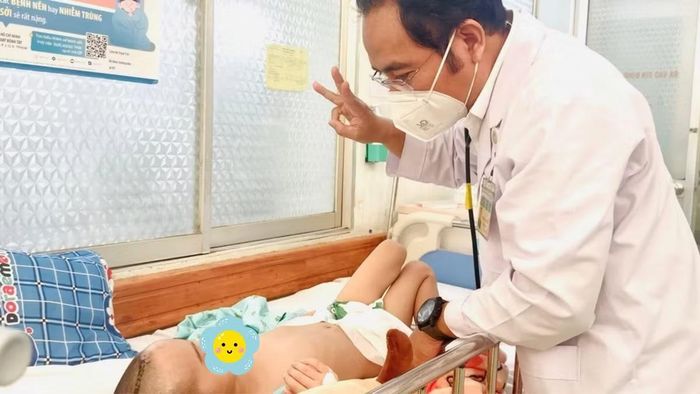 Bác sĩ kiểm tra chức năng của bệnh nhi - Ảnh BVCC