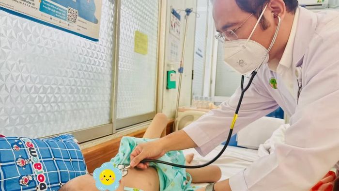 Bác sĩ thăm khám cho bệnh nhi - Ảnh BVCC
