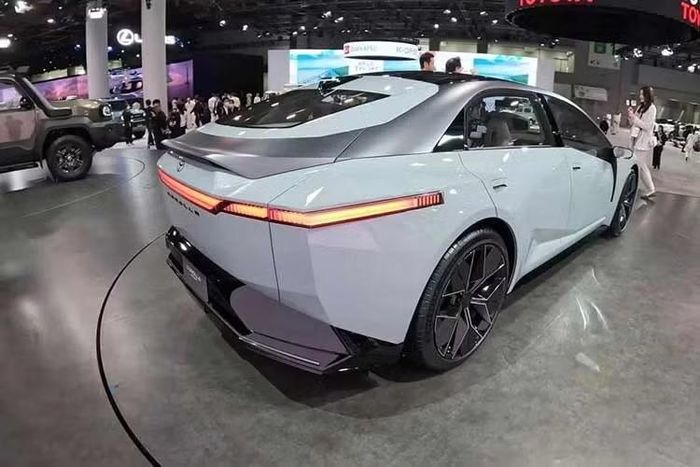 Nền tảng TNGA-C mới này có khả năng đáp ứng nhiều dạng hệ truyền động, từ động cơ đốt trong đến hệ thống hybrid và thuần điện. Trong khi một số mẫu Toyota như Camry và RAV4 đã chuyển sang sử dụng hệ truyền động hybrid, Corolla mới nhiều khả năng vẫn duy trì phiên bản động cơ xăng.