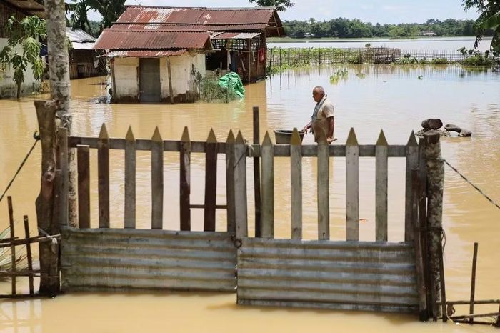 Những ngôi nhà bị nước lũ bủa vây ở làng Teok, bang Assam, Ấn Độ, hồi tháng 7/2026. Ảnh: AP/Parikhit Saikia.