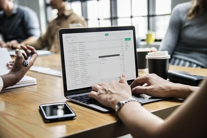Người dùng nên đặt laptop trên bề mặt cứng, thông thoáng thay vì sử dụng trực tiếp trên da.