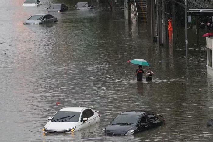 Một con phố ngập lụt sau trận mưa lớn ở Bangkok, Thái Lan, ngày 26/9/2026. Ảnh: AP/Sakchai Lalit.