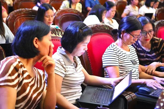 Cán bộ, giáo viên thực hành vận dụng các kỹ năng sử dụng công cụ AI tại buổi tập huấn.