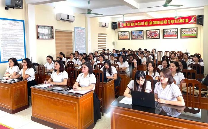 Cán bộ, giáo viên dự tập huấn trực tuyến tại điểm cầu.