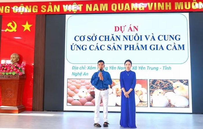 Hoàng Kim Vị thuyết trình về dự án cơ sở chăn nuôi và cung ứng các sản phẩm gia cầm tại cuộc thi khởi nghiệp do Tỉnh đoàn Nghệ An tổ chức. Ảnh: NVCC
