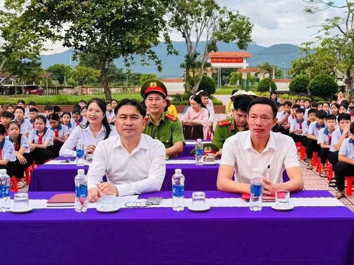 Học sinh Trường Tiểu học và THCS Cự Nẫm trao đổi, tìm hiểu kiến thức về phòng, chống tác hại của ma túy.