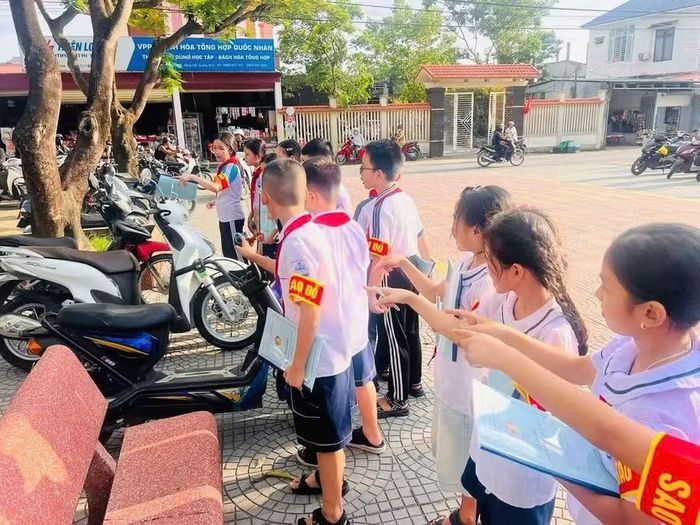 Nhà trường nhắc nhở học sinh nâng cao ý thức chấp hành quy định về an toàn giao thông.
