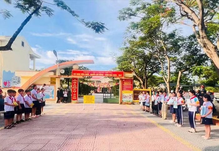 “Cổng trường an toàn giao thông” được Trường Tiểu học Đồng Thuận chú trọng tuyên truyền đến học sinh.