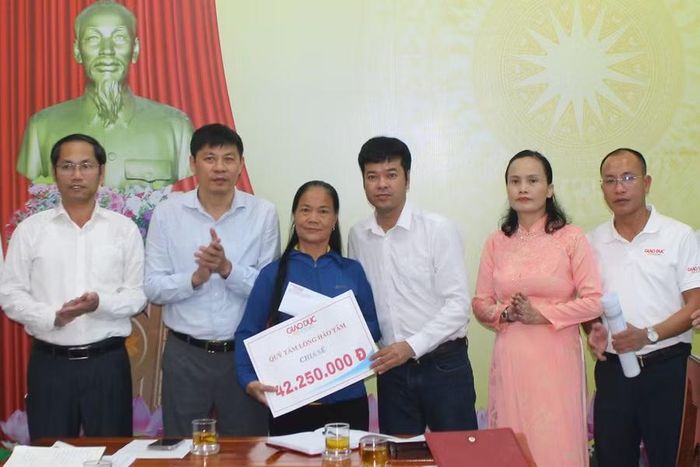 Hơn 42 triệu đồng của bạn đọc, các tấm lòng hảo tâm thông qua Báo GD&TĐ được trao đến hoàn cảnh em Tuyết Nhi.